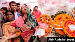 Kerabat korban robohnya gedung Rana Plaza menangis dalam upacara peringatan tiga tahun tragedi tersebut di Dhaka, Bangladesh (24/4). (EPA/Abir Abdullah)