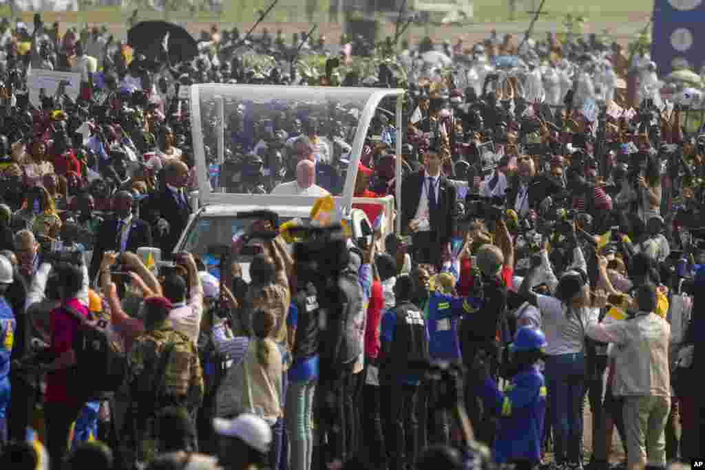 Papa Francis akiwa kwenye gari lake dogo akiwasili kwenye uwanja wa Ndolo ili kuongoza misa mjini Kinshasa.