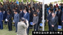 스틸 대사가 부산 유엔기념공원에서 열린 `유엔의 날' 기념식에서 6.25 전쟁 참전 유엔군 전사자들을 위해 묵념하고 있다. (주한미대사관 페이스북)