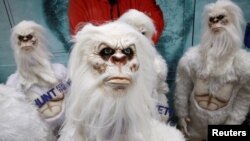 Para aktor mengenakan kostum makhluk salju ‘Yeti’ dalam acara promosi Travel Channel's "Expedition Unknown: Hunt for the Yeti" di Manhattan, New York, 4 Oktober 2016. (Foto: dok/Reuters)