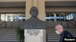 Seorang pria berjalan di luar Ospedale di Stato, saat Republik San Marino memulai kampanye mengundang wisatawan untuk divaksinasi dengan vaksin COVID-19 Rusia, Sputnik V, 1 Juni 2021. (REUTERS/Alberto Lingria)