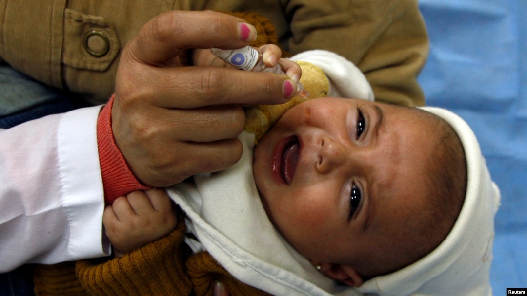 Seorang petugas kesehatan memberikan vaksinasi polio untuk seorang bayi di Damaskus, 20 November 2013 (Foto: dok).