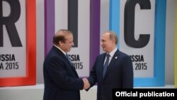 دیدار نواز شریف نخست وزیر پاکستان (چپ) با ولادیمیر پوتین رئیس جمهوری روسیه در مسکو - تابستان ۱۳۹۴ 