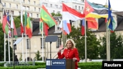 Ibu Negara AS Jill Biden menyampaikan sambutan pada upacara pengibaran bendera menandai bergabungnya kembali Amerika Serikat ke UNESCO setelah lebih dari setengah dekade absen di kantor pusat UNESCO di Paris, Prancis, 25 Juli 2023. (BERTRAND GUAY/Pool via REUTERS)