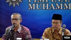 Ketua Umum PP Muhammadiyah Haedar Nashir (kiri) dan Ketua Majelis Tarjih Yunahar Ilyas ketika memberikan pengumunan Idul Adha 1436 H di Yogyakarta (18/9). (VOA/Munarsih Sahana)