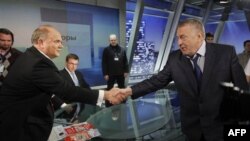 Lider Komunističke partije, predsednički kandidat Genadij Zjuganov rukuje se sa vodjom ultranacionalista, takodje predsedničkim kandidatom, Vladimirom Žirinovskim pre TV duela u Moskvi.
