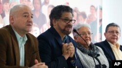 ທ່ານ ອີວານ ມາເກສ "Ivan Marquez," ອະດີດຜູ້ນຳຂອງ
ກອງກຳລັງປະຕິວັດຕິດອາວຸດແຫ່ງ ໂຄລົມເບຍ, FARC,
ກາງ, ໃຫ້ຄຳປາໄສທີ່ກອງປະຊຸມຖະແຫຼງຂ່າວ ໃນນະຄອນ
ຫຼວງ ໂບໂກຕາ, ປະເທດ ໂຄລົມເບຍ. 8 ມີນາ, 2018.