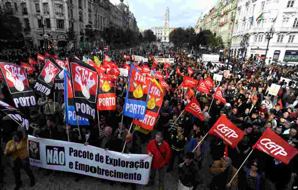 Demonstrators march in Porto, Portugal, November 14, 2012. 