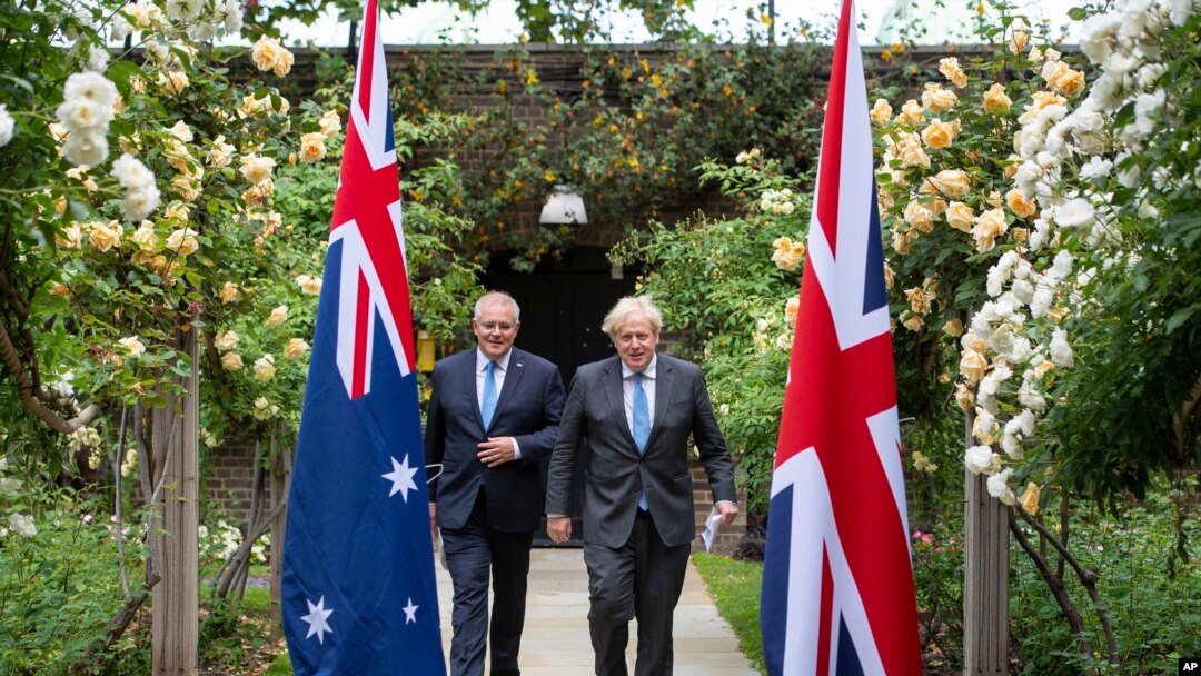 PM Inggris Boris Johnson (kanan) bersamPM Australia Scott Morrison seusai pertemuan di 10 Downing Street, London, 15 Juni 2021. (Dominic Lipinski/Pool Photo via AP)