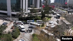 د عیني شاهدانو په اخیستل شویو ویدیوګانو کې ښودل کېږي چې بریدګر له ودانۍ څخه د باندې ډزې کوي