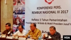 Ketua Dewan Pengarah 'Rembuk Nasional 2017', Sidarto Danusubroto (kedua dari kanan) dalam jumpa pers di kantornya di Jakarta, Senin (18/9). (Foto: VOA/Fathiyah)