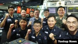 문재인 한국 대통령이 3일 경남 진해 해군기지에 있는 잠수함 사령부를 방문해 군 관계자를과 단체사진을 촬영했다.