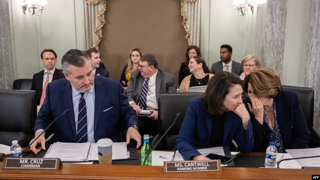 Kryetari i komisionit, senatori republikan Ted Cruz, dhe senatoret demokrate Maria Cantwell dhe Amy Klobuchar, zënë vendet në fillim të seancës dëgjimore të Komisionit të Senatit për Tregëtinë