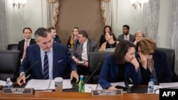 Kryetari i komisionit, senatori republikan Ted Cruz, dhe senatoret demokrate Maria Cantwell dhe Amy Klobuchar, zënë vendet në fillim të seancës dëgjimore të Komisionit të Senatit për Tregëtinë