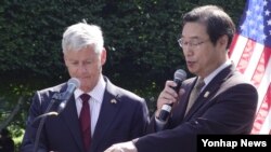 25일 워싱턴 DC 한국전쟁 기념공원에서 월터 샤프 전 주한미군 사령관과 김동기 워싱턴 주재 한국 총영사가 카투사 전사자 이름을 호명하고 있다. 