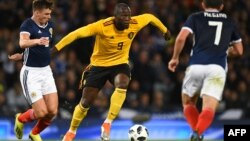 L'attaquant belge Romelu Lukaku face aux joueurs écossais Kieran Tierney (g) et John McGinn (d) lors du match amical entre l'Écosse et la Belgique à Hampden Park à Glasgow, en Écosse, le 7 septembre 2018.