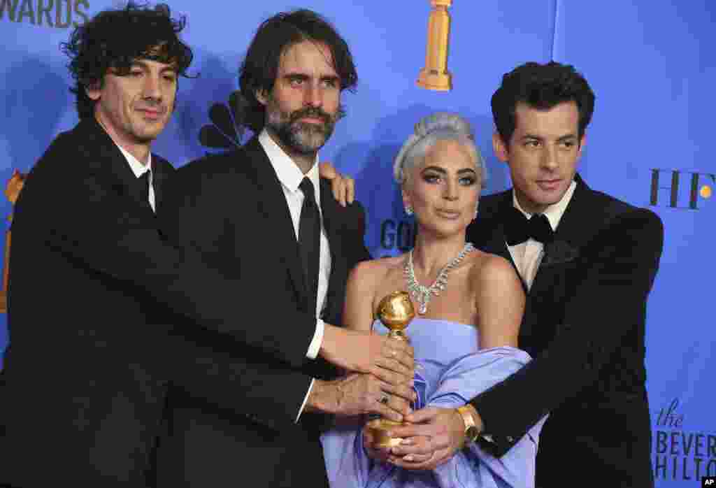 Энтони Россомандо (слева направо), Эндрю Уайетт, Леди Гага и Марк Ронсон. Лучшим саундтреком назвали песню "Shallow" к музыкальной драме "Звезда родилась" (фото: Jordan Strauss/Invision/AP)