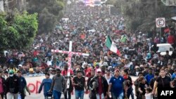 Migrantes participan en una caravana hacia la frontera con Estados Unidos en Tapachula, estado de Chiapas, México, el 24 de diciembre de 2023. 