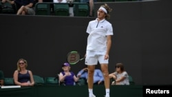 Petenis Yunani, Stefanos Tsitsipas, saat berlaga melawan John Isner di Wimbledon, 9 Juli 2018.