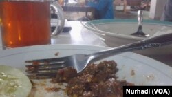 Salah satu hidangan daging anjing di sebuah warung makan di Yogyakarta (Foto: VOA/Nurhadi)