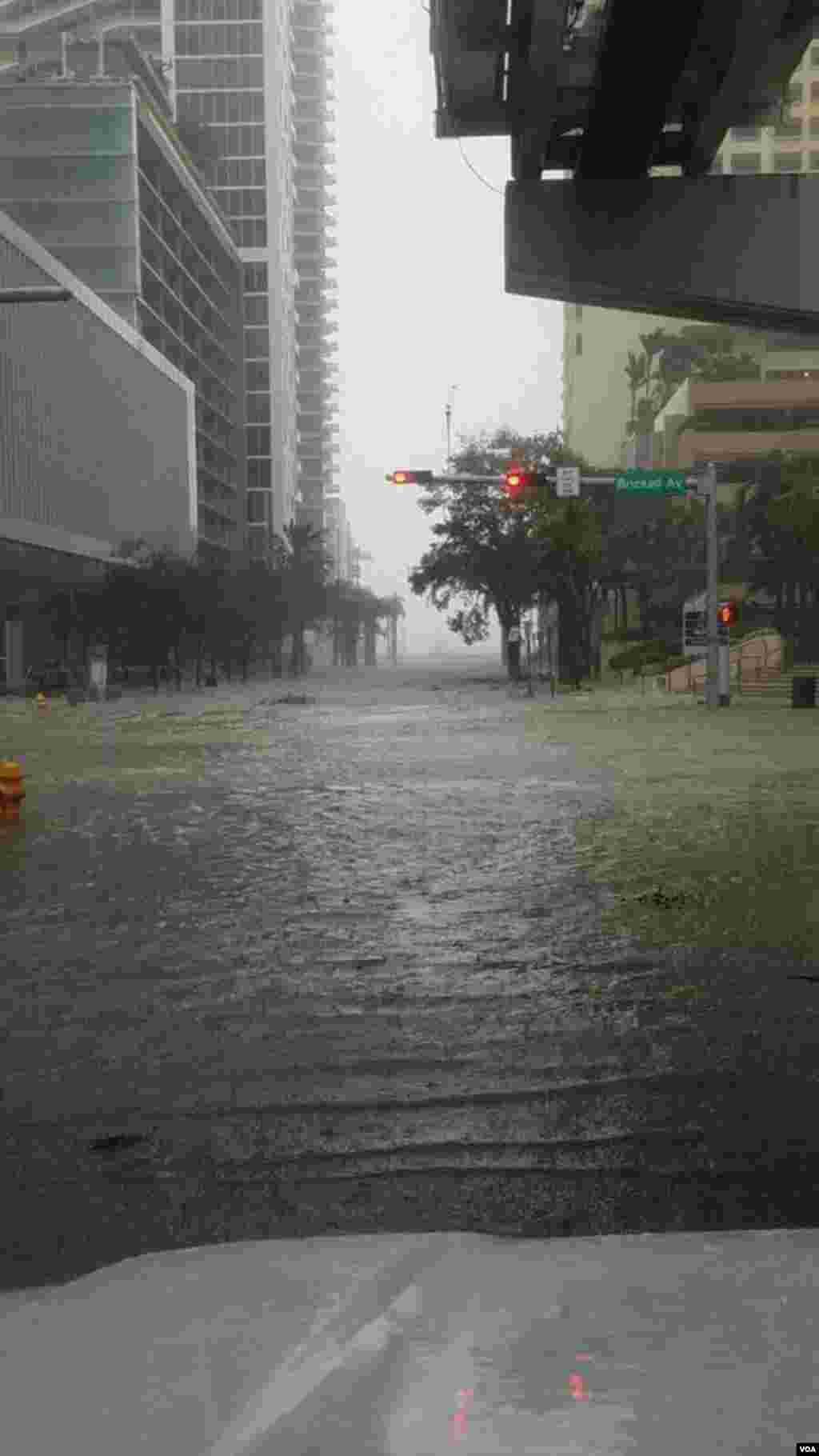 El mar entra a zonas urbanas de Miami como consecuencia de huracán Irma.