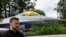 Президент Украины Владимир Зеленский. На заднем плане – истребитель F16 (архивное фото) 