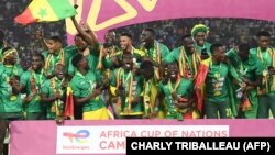 Les joueurs du Sénégal célèbrent après avoir remporté la finale de la CAN 2021 contre l'Égypte au Stade d'Olembe à Yaoundé, le 6 février 2022.