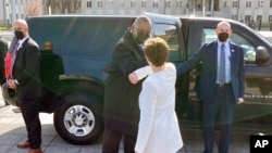 El secretario de Defensa de Estados Unidos, Lloyd Austin, es recibido por la ministra de Defensa alemana, Annegret Kano-Karrenbauer, el martes 13 de abril de 2021 en Berlín.