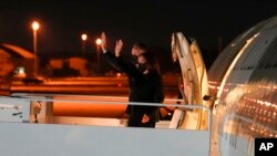 ভাইস প্রেসিডেন্ট কামালা হ্যারিস এবং তার স্বামী ডগ এমহফ প্যারিসের উদ্দেশ্যে যাত্রা শুরুর আগে অ্যান্ড্রুজ এয়ার ফোর্স বেস থেকে এয়ার ফোর্স টু তে চড়ার পূর্ব মুহূর্তে। ৮ নভেম্বর, ২০২১।