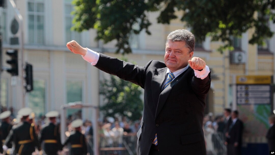 Presiden Ukraina Petro Poroshenko mengangkat tangannya menyambut hadirin seusai pelantikannya sebagai Presiden di Lapangan Sophia, Kyiv, Ukraina (7/6).