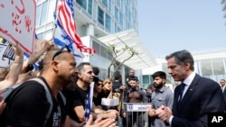 آنتونی بلینکن، وزیر امور خارجه ایالات متحده، در سمت راست، با گروهی از خانواده ها و جامعه نگران گروگان هایی که در دست حماس است در خارج از هتلی در تل آویو روز چهارشنبه ملاقات کرد