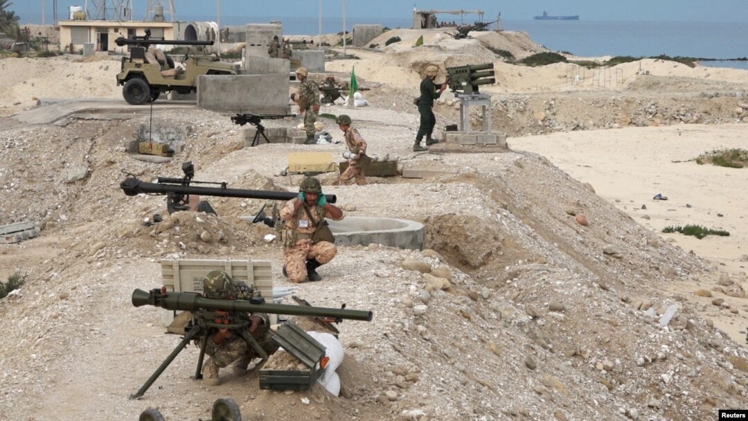 Anggota Angkatan Laut dari Korps Garda Revolusioner Iran (IRGC) berlatih di wilayah selatan Iran dalam foto yang dirilis pada 17 Januari 2023. (Foto: IRGC/WANA (West Asia News Agency)/Handout via Reuters)