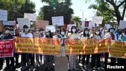 Manifestantes se reúnen el 11 de febrero ante la embajada china en Rangún, la ciudad más grande de Myanmar diez días después del golpe militar.