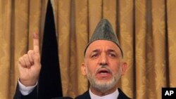 په پارلیماني انتخاباتو کې د ووټ اچولو ورستو افغان صدر حامد کرزۍ په پخپله گوته لگولی شوې نخښه ښائې