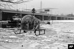 ARCHIVO - Esta imagen muestra a un helicoptero sobrevolando el río Potomac en la zona del puente de la Calle 14 donde el 13 de enero de 1982 un avión de Air Florida se estrelló al despegar del Aeropuerto Nacional de Washington.