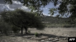 Sepulturas são vistas a 20 de dezembro de 2017 num monumento construído no local do antigo quartel de Bhalagwe, na província de Matabeleland South, no Zimbabué. Fotografia de arquivo