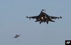 미 공군 F-16 전투기들이 한국 오산 기지 인근에서 훈련 비행하고 있다. (자료사진)