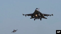 Винищувачі F-16 ВПС США пролітають над американською авіабазою Осан, 4 грудня 2017 р. (AP Photo/Ahn Young-joon, File)