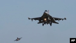 미 공군 F-16 전투기들이 한국 오산 기지 상공에서 비행하고 있다. (자료사진)