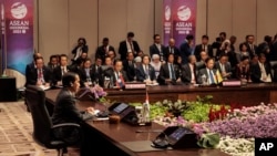 资料照：2023年9月6日(星期三)，第43届东盟峰会在印度尼西亚雅加达举行，印尼总统佐科·维多多(前左)与其他领导人出席第26届中国－东盟(10+1)领导人会议。（美联社）