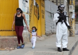 Un soldado con equipo de protección hace guardia en Ciudad Bolívar, una de las áreas con altos casos de coronavirus en Bogotá, Colombia, el lunes 13 de julio de 2020.