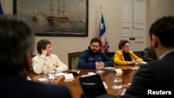 El presidente de Chile, Gabriel Boric, junto con la ministras de Defensa, Maya Fernández, y del Interior, Carolina Tohá, se reúnen durante un 'gabinete proseguridad' en el Palacio de La Moneda en Santiago, Chile, el 18 de julio de 2024.