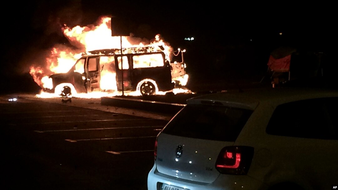 Sebuah mobil terbakar setelah meledak di dekat cantor administrate regional di Donetsk, Ukraina Timue (12/6).