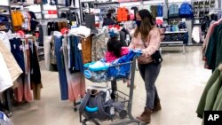 ARCHIVO - Los consumidores compran en una tienda minorista en Vernon Hills, Illinois, el 13 de noviembre de 2021.