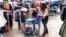 ARCHIVO - Los consumidores compran en una tienda minorista en Vernon Hills, Illinois, el 13 de noviembre de 2021.