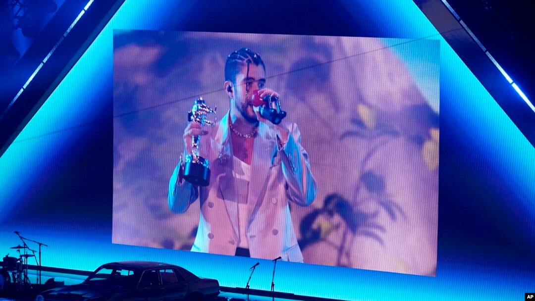 Bad Bunny, artis asal Puerto Rico,  termasuk yang berjaya di ajang Video Music Awards (VMA) tahun ini. (Foto: AP)