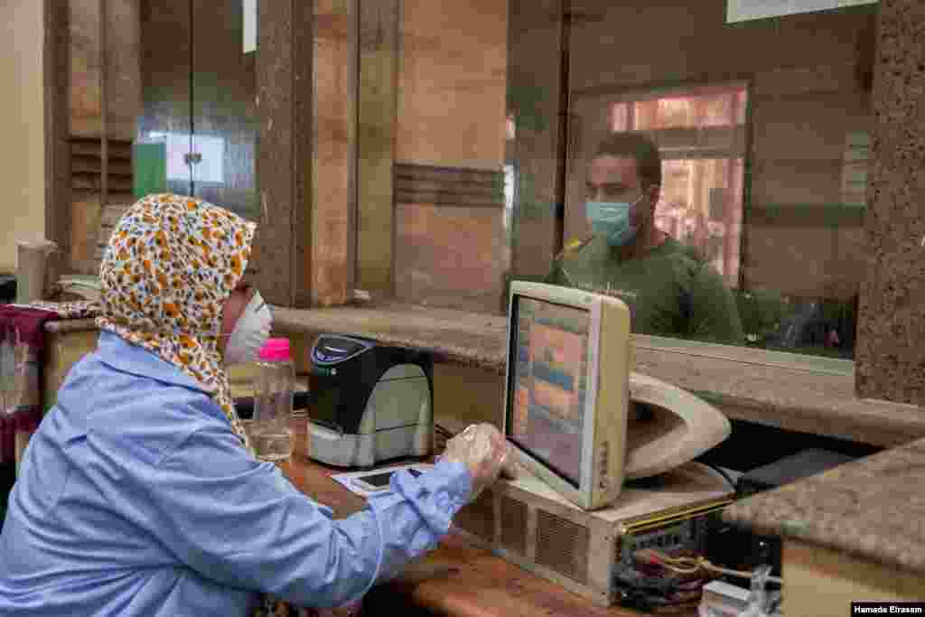 A ticket taker at Cairo&#39;s main train station wears protective gear in this March 24, 2020 photo. (VOA/H. Elrasam)