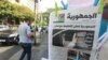 Seorang pria berjalan melewati lapak penjual koran di Beirut di mana salah satu koran memampang berita utama yang bertuliskan "Arab Saudi Memboikot Lebanon", pada 30 Oktoober 2021. (Foto: Reuters/Aziz Taher)