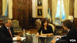 La presidenta Cristina Fernández recibe en su despacho de Casa de Gobierno al ministro de Economía, Amado Boudou (derecha).