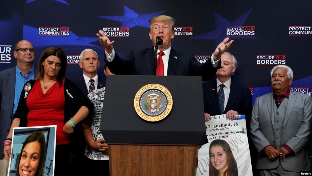 Donald Tramp sa porodicama čije su članove ubili ilegalni imigranti